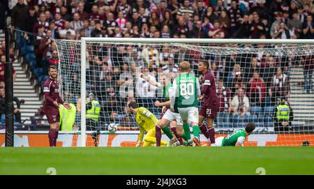 Hampden Park, Glasgow, Großbritannien. 16. April 2022. Scottish Cup Halbfinale, Hearts of Midlothian versus Hibernian: Chris Cadden von Hibernian hebt eine Faust in die Luft, als er Hibs in die Krawatte zurückzieht und es in der 22.-minütigen 2-1 schafft Credit: Action Plus Sports/Alamy Live News Stockfoto