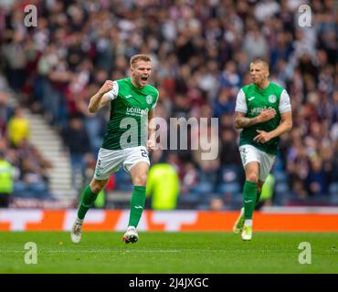 Hampden Park, Glasgow, Großbritannien. 16. April 2022. Scottish Cup Halbfinale, Hearts of Midlothian versus Hibernian: Chris Cadden von Hibernian hebt eine Faust in die Luft, nachdem er Hibs in die Krawatte zurückzieht und es in der 22.-minütigen 2-1 schafft Credit: Action Plus Sports/Alamy Live News Stockfoto