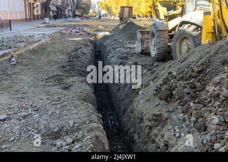 Verlegung von Abflussrohren in den Boden Stockfoto