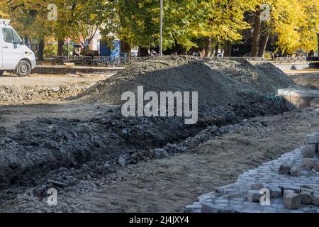 Verlegung der Entwässerungsleitung während des Wiederaufbaus der Straße Stockfoto