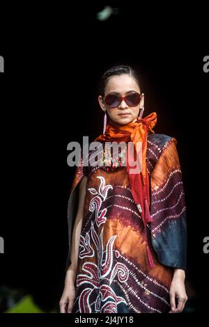 (220416) -- JAKARTA, 16. April 2022 (Xinhua) -- Ein Modell präsentiert Kreationen auf der Indonesia Fashion Week 2022 in Jakarta, Indonesien, 16. April 2022. (Xinhua/Agung Kuncahya B.) Stockfoto