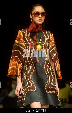 (220416) -- JAKARTA, 16. April 2022 (Xinhua) -- Ein Modell präsentiert Kreationen auf der Indonesia Fashion Week 2022 in Jakarta, Indonesien, 16. April 2022. (Xinhua/Agung Kuncahya B.) Stockfoto