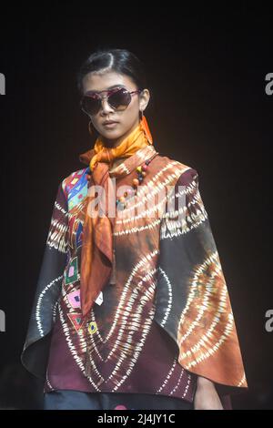 (220416) -- JAKARTA, 16. April 2022 (Xinhua) -- Ein Modell präsentiert Kreationen auf der Indonesia Fashion Week 2022 in Jakarta, Indonesien, 16. April 2022. (Xinhua/Agung Kuncahya B.) Stockfoto