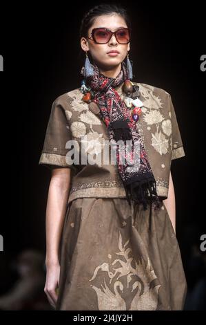 Jakarta, Indonesien. 16. April 2022. Ein Model präsentiert Kreationen auf der Indonesia Fashion Week 2022 in Jakarta, Indonesien, 16. April 2022. Quelle: Agung Kuncahya B./Xinhua/Alamy Live News Stockfoto