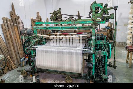Webmaschine für die Hausweben, verwendet für die Weben persischer Teppiche in Yazd, Iran Stockfoto