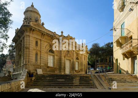 Mdina, Malta - Februar 24. 2022: Stufen führen zum Casino Notabile, einem ehemaligen Clubhaus außerhalb der Mauern von Mdina, das um 1887 erbaut wurde. Stockfoto