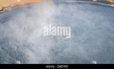 Hverir Myvatn Geothermiegebiet mit natürlichen Dampfquellen und Schlammbecken rund um den Lake Myvatn, die Hverir Geothermiefelder, Island Stockfoto