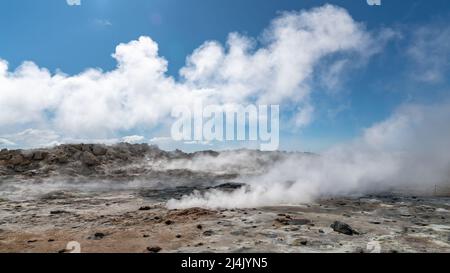 Hverir Myvatn Geothermiegebiet mit natürlichen Dampfquellen und Schlammbecken rund um den Lake Myvatn, die Hverir Geothermiefelder, Island Stockfoto