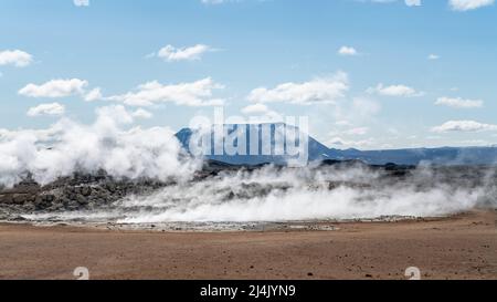 Hverir Myvatn Geothermiegebiet mit natürlichen Dampfquellen und Schlammbecken rund um den Lake Myvatn, die Hverir Geothermiefelder, Island Stockfoto