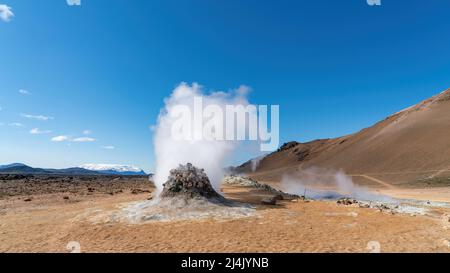 Hverir Myvatn Geothermiegebiet mit natürlichen Dampfquellen und Schlammbecken rund um den Lake Myvatn, die Hverir Geothermiefelder, Island Stockfoto