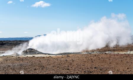 Hverir Myvatn Geothermiegebiet mit natürlichen Dampfquellen und Schlammbecken rund um den Lake Myvatn, die Hverir Geothermiefelder, Island Stockfoto