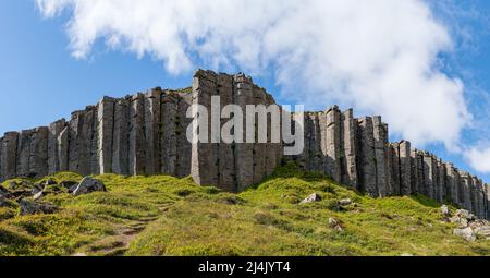 Gerduberg-Basaltsäulen auf der Snaefellsnes-Halbinsel in Island. Gerduberg ist eine Klippe aus Dolerit, einem grobkörnigen Basaltgestein, die sich im Westen befindet Stockfoto