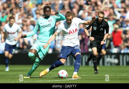 Yves Bissouma von Brighton und Hove Albion (links) und Harry Kane von Tottenham Hotspur kämpfen um das Spiel der Ballemier League im Tottenham Hotspur Stadium, London. Bilddatum: Samstag, 16. April 2022. Stockfoto