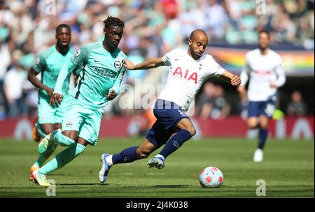 Yves Bissouma von Brighton und Hove Albion (links) und Lucas Moura von Tottenham Hotspur kämpfen während des Spiels der Premier League im Tottenham Hotspur Stadium, London, um den Ball. Bilddatum: Samstag, 16. April 2022. Stockfoto