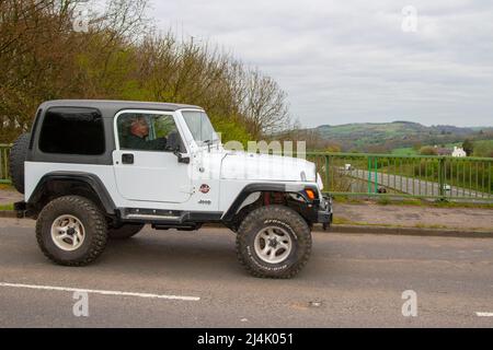 2021 weißer Jeep Wrangler Sport S SUV; heller weißer Klarlack 2021 Jeep Wrangler Sport S 2D Sport Utility 3,6L V6 24V VVT 8-Gang Automatic 4WD Überqueren der Autobahnbrücke M61 in der Nähe von Manchester, Großbritannien Stockfoto