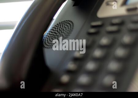 Körperausrüstung, Telefon und Nahaufnahme der Lautsprecher. Callcenter und Telefonleitungen, die für Dienste und Fernunterstützung verwendet werden. Kommunikation wird ausgespioniert. Stockfoto