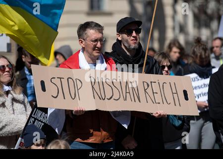 Berlin, Deutschland. 16. April 2022. "Stop russian Rich" steht auf dem Plakat der Demonstration gegen den Krieg in der Ukraine. Quelle: Paul Zinken/dpa/Alamy Live News Stockfoto