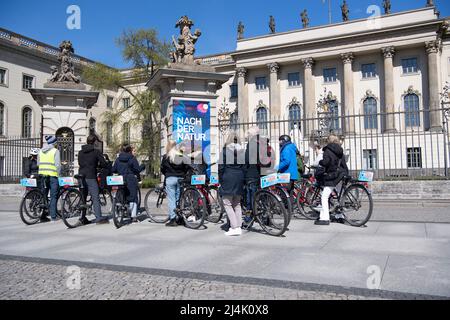 Berlin, Deutschland. 16. April 2022. Eine Gruppe von Touristen mit Fahrrädern steht vor der Humboldt-Universität. Quelle: Paul Zinken/dpa/Alamy Live News Stockfoto