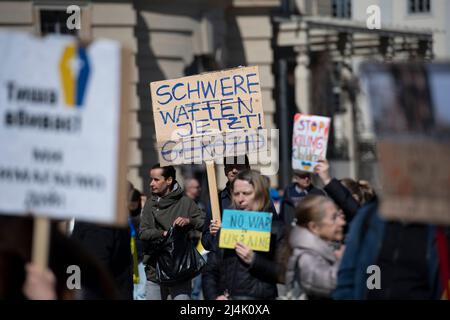 Berlin, Deutschland. 16. April 2022. Auf dem Plakat der Demonstration gegen den Krieg in der Ukraine steht „Heavy Weapons now“. Quelle: Paul Zinken/dpa/Alamy Live News Stockfoto