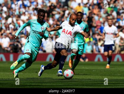 London, Großbritannien. 16.. April 2022, Tottenham Hotspur Stadium. Tottenham, London, England; Premier League Football, Tottenham gegen Brighton &amp; Hove Albion: Lucas Moura von Tottenham Hotspur, gekennzeichnet durch Yves Bissouma von Brighton &amp; Hove Albion Credit: Action Plus Sports Images/Alamy Live News Stockfoto