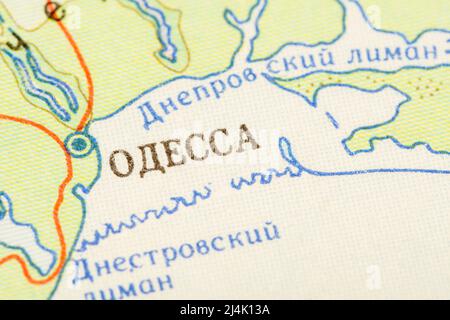 Nahaufnahme von Odessa / Одеcса City Name auf Russisch aus einem russischen Schulatlas aus dem Jahr 1960er. Für die russische Invasion in der Ukraine, sowjetische Russland-Metapher. Stockfoto