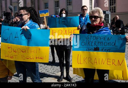 Berlin, Deutschland. 16. April 2022. Die Teilnehmer der Demonstration gegen den russischen Krieg in der Ukraine stehen auf dem bebelplatz. Quelle: Paul Zinken/dpa/Alamy Live News Stockfoto