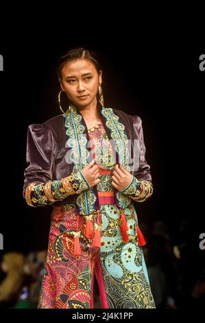 Jakarta, Indonesien. 16. April 2022. Ein Model präsentiert Kreationen auf der Indonesia Fashion Week 2022 in Jakarta, Indonesien, 16. April 2022. Quelle: Agung Kuncahya B./Xinhua/Alamy Live News Stockfoto