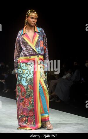 Jakarta, Indonesien. 16. April 2022. Ein Model präsentiert Kreationen auf der Indonesia Fashion Week 2022 in Jakarta, Indonesien, 16. April 2022. Quelle: Agung Kuncahya B./Xinhua/Alamy Live News Stockfoto