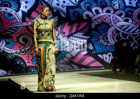 Jakarta, Indonesien. 16. April 2022. Ein Model präsentiert Kreationen auf der Indonesia Fashion Week 2022 in Jakarta, Indonesien, 16. April 2022. Quelle: Agung Kuncahya B./Xinhua/Alamy Live News Stockfoto