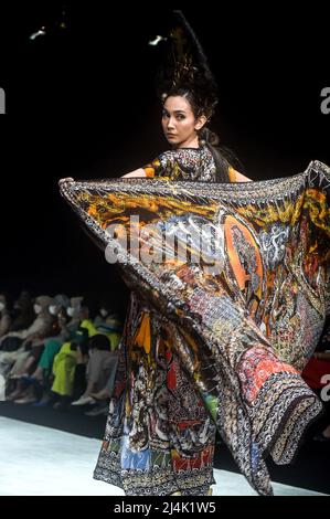 Jakarta, Indonesien. 16. April 2022. Ein Model präsentiert Kreationen auf der Indonesia Fashion Week 2022 in Jakarta, Indonesien, 16. April 2022. Quelle: Agung Kuncahya B./Xinhua/Alamy Live News Stockfoto