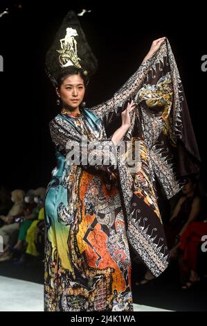 Jakarta, Indonesien. 16. April 2022. Ein Model präsentiert Kreationen auf der Indonesia Fashion Week 2022 in Jakarta, Indonesien, 16. April 2022. Quelle: Agung Kuncahya B./Xinhua/Alamy Live News Stockfoto