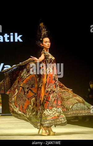 Jakarta, Indonesien. 16. April 2022. Ein Model präsentiert Kreationen auf der Indonesia Fashion Week 2022 in Jakarta, Indonesien, 16. April 2022. Quelle: Agung Kuncahya B./Xinhua/Alamy Live News Stockfoto