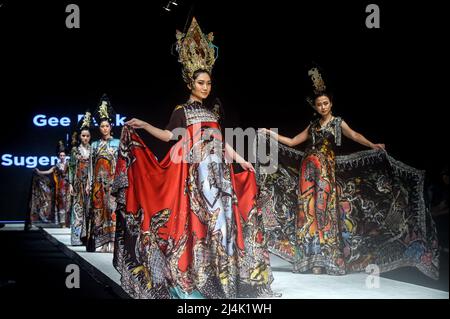 Jakarta, Indonesien. 16. April 2022. Models präsentieren Kreationen auf der Indonesia Fashion Week 2022 in Jakarta, Indonesien, 16. April 2022. Quelle: Agung Kuncahya B./Xinhua/Alamy Live News Stockfoto