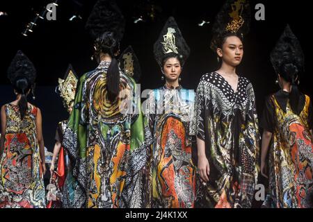 Jakarta, Indonesien. 16. April 2022. Models präsentieren Kreationen auf der Indonesia Fashion Week 2022 in Jakarta, Indonesien, 16. April 2022. Quelle: Agung Kuncahya B./Xinhua/Alamy Live News Stockfoto