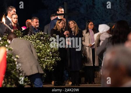 Rom, Italien. 15. April 2022. Krankenschwestern, Albina (R) aus Russland und Irina (L) aus der Ukraine halten das Kreuz, während sie an der Via Crucis teilnehmen. Papst Franziskus führt am Karfreitag in Rom die Fackelprozession der Via Crucis (Kreuzweg) am alten Kolosseum (Colosseo) vor. Christen auf der ganzen Welt begehen die Karwoche, gedenken der Kreuzigung Jesu Christi, die zu seiner Auferstehung am Ostern führt. (Foto: Stefano Costantino/SOPA Images/Sipa USA) Quelle: SIPA USA/Alamy Live News Stockfoto