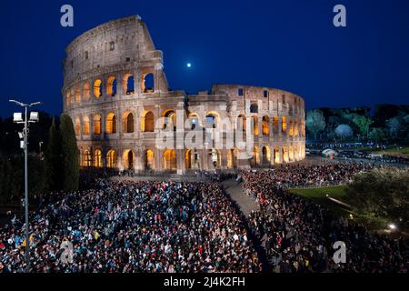 Rom, Italien. 15. April 2022. Blick auf das Kolosseum während der Via Crucis. Papst Franziskus führt am Karfreitag in Rom die Fackelprozession der Via Crucis (Kreuzweg) am alten Kolosseum (Colosseo) vor. Christen auf der ganzen Welt begehen die Karwoche, gedenken der Kreuzigung Jesu Christi, die zu seiner Auferstehung am Ostern führt. Kredit: SOPA Images Limited/Alamy Live Nachrichten Stockfoto