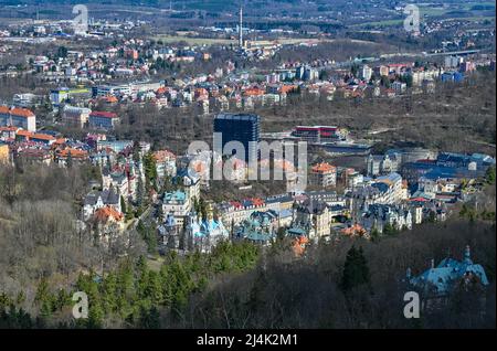 Karlsbad, Tschechische Republik. 11. April 2022. Karlovy Vary (Tschechisch: Karlovy Vary) im Frühling. Karlovy Vary ist eine Kurstadt in der Region Böhmen im Westen der Tschechischen Republik. Dank seiner zahlreichen Thermalquellen ist die Stadt am Rande des Erzgebirges seit dem 19.. Jahrhundert ein beliebtes Touristenziel. Quelle: Patrick Pleul/dpa/Alamy Live News Stockfoto