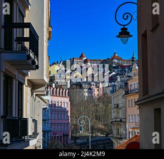 Karlsbad, Tschechische Republik. 10. April 2022. Karlovy Vary (Tschechisch: Karlovy Vary) im Frühling. Karlovy Vary ist eine Kurstadt in der Region Böhmen im Westen der Tschechischen Republik. Dank seiner zahlreichen Thermalquellen ist die Stadt am Rande des Erzgebirges seit dem 19.. Jahrhundert ein beliebtes Touristenziel. Quelle: Patrick Pleul/dpa/Alamy Live News Stockfoto