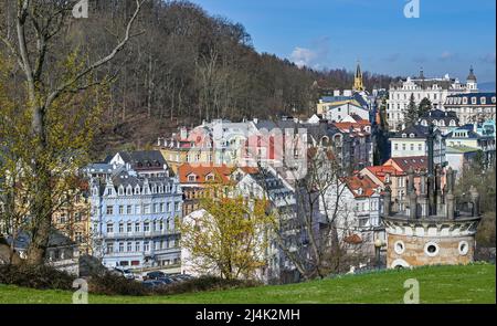 Karlsbad, Tschechische Republik. 11. April 2022. Karlovy Vary (Tschechisch: Karlovy Vary) im Frühling. Karlovy Vary ist eine Kurstadt in der Region Böhmen im Westen der Tschechischen Republik. Dank seiner zahlreichen Thermalquellen ist die Stadt am Rande des Erzgebirges seit dem 19.. Jahrhundert ein beliebtes Touristenziel. Quelle: Patrick Pleul/dpa/Alamy Live News Stockfoto