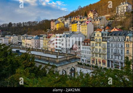 Karlsbad, Tschechische Republik. 10. April 2022. Karlovy Vary (Tschechisch: Karlovy Vary) im Frühling. Karlovy Vary ist eine Kurstadt in der Region Böhmen im Westen der Tschechischen Republik. Dank seiner zahlreichen Thermalquellen ist die Stadt am Rande des Erzgebirges seit dem 19.. Jahrhundert ein beliebtes Touristenziel. Quelle: Patrick Pleul/dpa/Alamy Live News Stockfoto