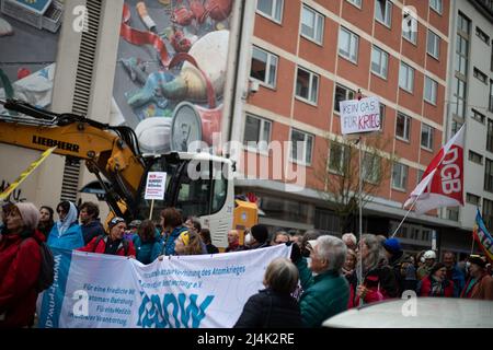 München, Deutschland. 16. April 2022. Am 16. April 2022 nahmen etwa tausend Menschen am Ostermarsch für Frieden und Abrüstung in München Teil. Sie protestierten gegen Putins brutalen Krieg gegen die Ukraine und gegen die Bewaffnung des Deutschen und Militärs sowie der NATO. (Foto: Alexander Pohl/Sipa USA) Quelle: SIPA USA/Alamy Live News Stockfoto