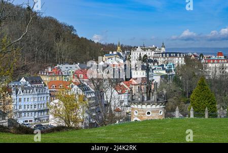 Karlsbad, Tschechische Republik. 11. April 2022. Karlovy Vary (Tschechisch: Karlovy Vary) im Frühling. Karlovy Vary ist eine Kurstadt in der Region Böhmen im Westen der Tschechischen Republik. Dank seiner zahlreichen Thermalquellen ist die Stadt am Rande des Erzgebirges seit dem 19.. Jahrhundert ein beliebtes Touristenziel. Quelle: Patrick Pleul/dpa/Alamy Live News Stockfoto