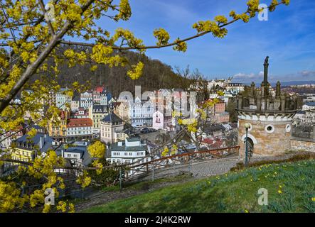 Karlsbad, Tschechische Republik. 11. April 2022. Karlovy Vary (Tschechisch: Karlovy Vary) im Frühling. Karlovy Vary ist eine Kurstadt in der Region Böhmen im Westen der Tschechischen Republik. Dank seiner zahlreichen Thermalquellen ist die Stadt am Rande des Erzgebirges seit dem 19.. Jahrhundert ein beliebtes Touristenziel. Quelle: Patrick Pleul/dpa/Alamy Live News Stockfoto