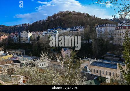 Karlsbad, Tschechische Republik. 10. April 2022. Karlovy Vary (Tschechisch: Karlovy Vary) im Frühling. Karlovy Vary ist eine Kurstadt in der Region Böhmen im Westen der Tschechischen Republik. Dank seiner zahlreichen Thermalquellen ist die Stadt am Rande des Erzgebirges seit dem 19.. Jahrhundert ein beliebtes Touristenziel. Quelle: Patrick Pleul/dpa/Alamy Live News Stockfoto