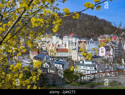 Karlsbad, Tschechische Republik. 11. April 2022. Karlovy Vary (Tschechisch: Karlovy Vary) im Frühling. Karlovy Vary ist eine Kurstadt in der Region Böhmen im Westen der Tschechischen Republik. Dank seiner zahlreichen Thermalquellen ist die Stadt am Rande des Erzgebirges seit dem 19.. Jahrhundert ein beliebtes Touristenziel. Quelle: Patrick Pleul/dpa/Alamy Live News Stockfoto