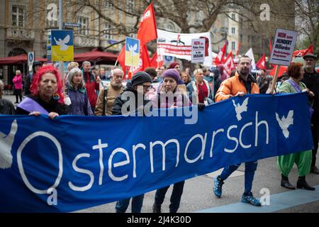 München, Deutschland. 16. April 2022. Am 16. April 2022 nahmen etwa tausend Menschen am Ostermarsch für Frieden und Abrüstung in München Teil. Sie protestierten gegen Putins brutalen Krieg gegen die Ukraine und gegen die Bewaffnung des Deutschen und Militärs sowie der NATO. (Foto: Alexander Pohl/Sipa USA) Quelle: SIPA USA/Alamy Live News Stockfoto