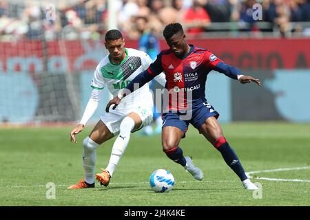 Keita Balde von CAGLIARI CALCIO kämpft mit Ruan Tressoldi von US SASSUOLO während des Serie A Spiels zwischen Cagliari Calcio und US Sassuolo in der Sardegna Arena am 16. April 2022 in Cagliari, Italien, um den Ball. Stockfoto