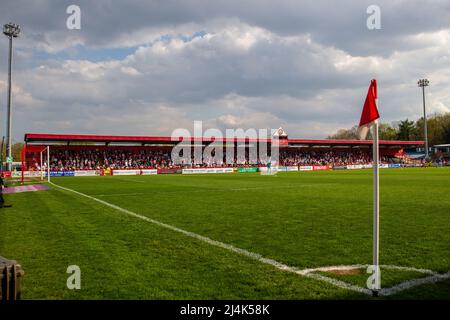 Allgemeine Ansicht während des Spiels, mit Blick auf die Oststandterrasse des Lamex Football Stadions, dem Heimstadion des Stevenage Football Club. Stockfoto