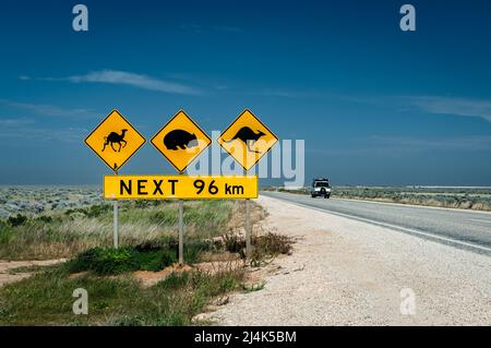 Berühmtes Straßenschild in der Nullarbor Plain im australischen Outback. Stockfoto