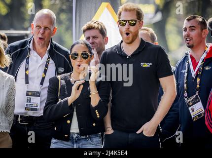 DEN HAAG - der Herzog und die Herzogin von Sussex, Prinz Harry und seine Frau Meghan während der Jaguar Land Rover Driving Challenge der Invictus Games, einer internationalen Sportveranstaltung für Militärangehörige und Veteranen, die im Militärdienst psychisch oder körperlich verletzt wurden. REMKO DE WAAL Stockfoto